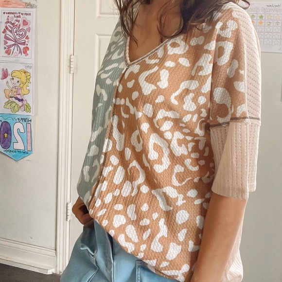 023 Cozy V neck leopard print reverse stitch top - Picture 4 of 13